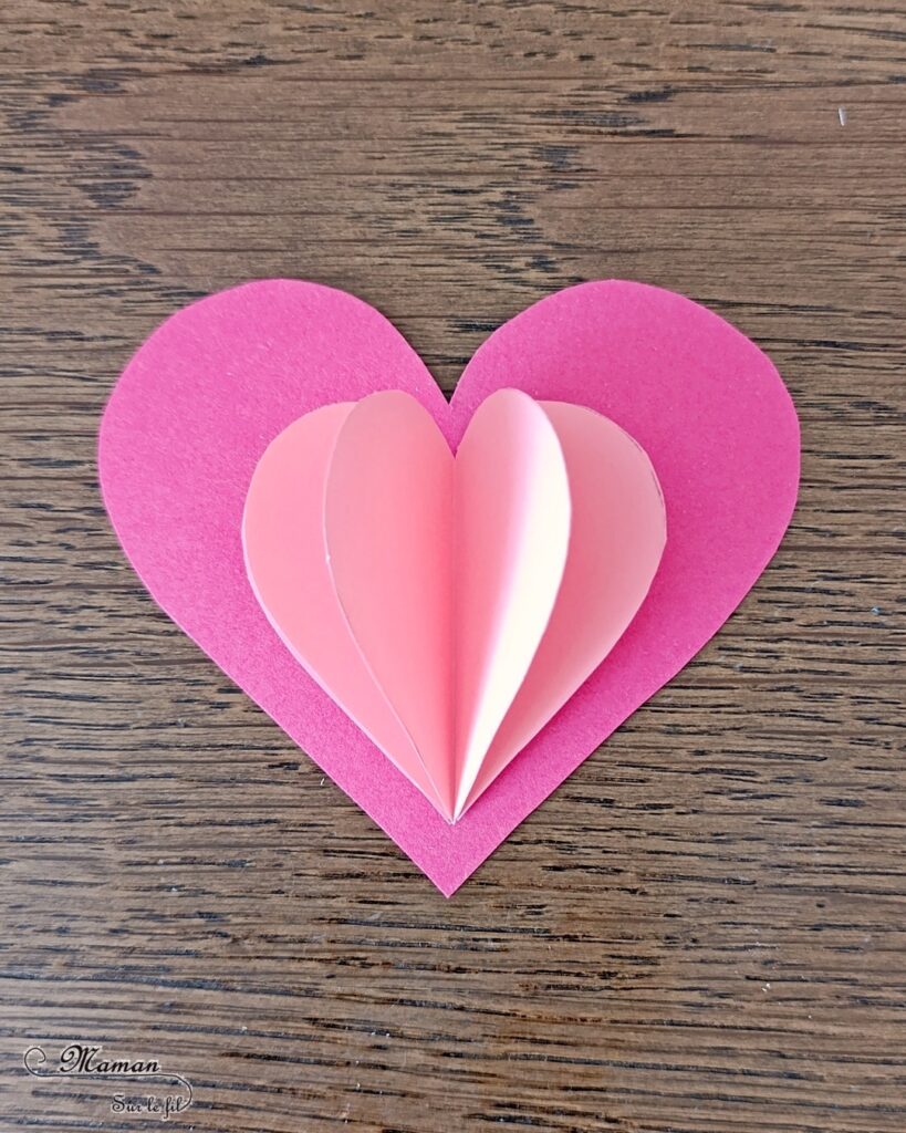 Créer un flamant rose amoureux avec des coeurs : activité créative et manuelle enfants - Plusieurs coeurs collés ensemble pour créer un effet 3D en relief - Cou et pattes avec fils chenille et tête avec pompons - Flamant rose plein de coeurs et d'amour - Découpage, collage, graphismes - Bricolage facile et rapide - Thème été, oiseaux, animaux savane, amour, saint-valentin - Bricolage et décoration sympa et facile - Arts visuels maternelle et élémentaire - Cycles 1 et 2 - Créativité - tutoriel photos - mslf