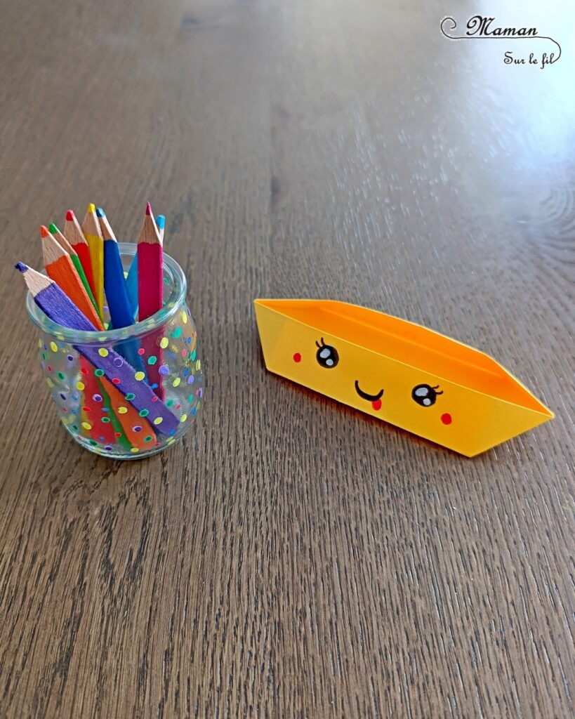Fabriquer un décompte pour la rentrée scolaire : activité créative, récup' et manuelle enfants - Crayons de couleur arc-en-ciel fabriqués avec des bâtonnets de glace en bois - Peinture, recyclage, récup', surcyclage - Trousse Kawaii en papier avec la technique de l'origami - Pot à crayons avec un pot en verre - Chaque jour, on passe un crayon du pot vers la trousse - Quand la trousse est remplie, c'est la rentrée - Bricolage DIY facile et rapide - Thème école, rentrée scolaire, matériel, crayons de couleur - Bricolage et décoration sympa et facile - Arts visuels maternelle et élémentaire - Cycles 1 et 2 - Créativité - tutoriel photos - mslf