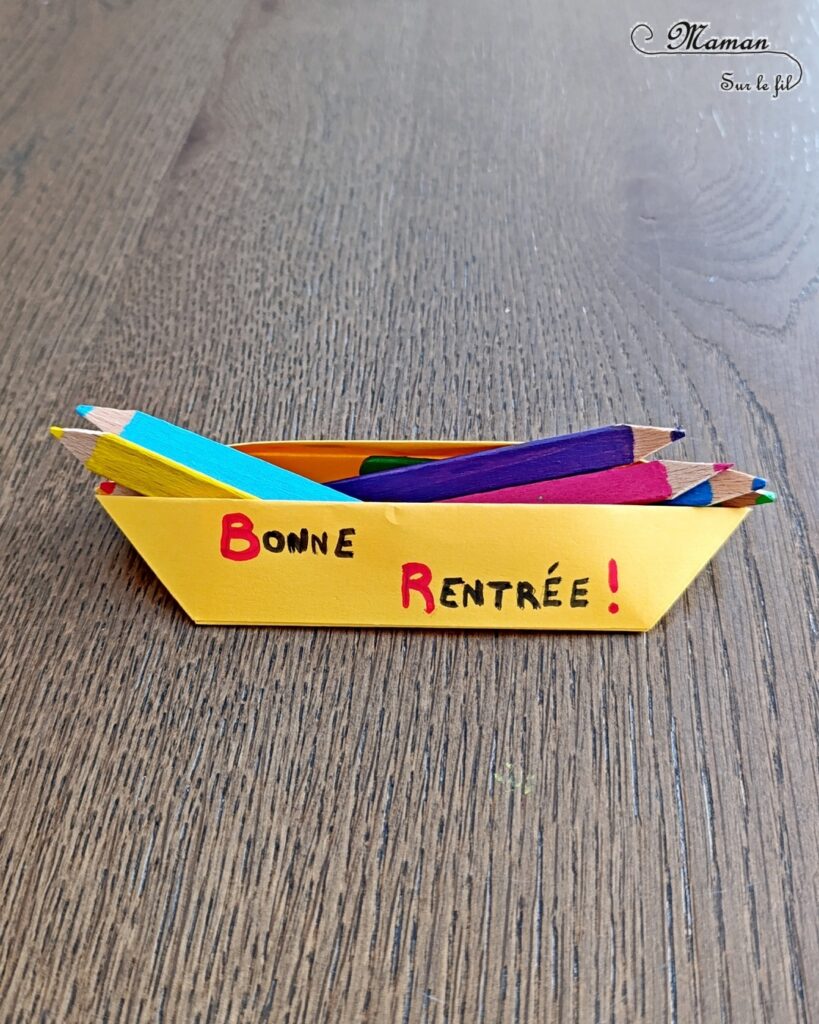 Fabriquer un décompte pour la rentrée scolaire : activité créative, récup' et manuelle enfants - Crayons de couleur arc-en-ciel fabriqués avec des bâtonnets de glace en bois - Peinture, recyclage, récup', surcyclage - Trousse Kawaii en papier avec la technique de l'origami - Pot à crayons avec un pot en verre - Chaque jour, on passe un crayon du pot vers la trousse - Quand la trousse est remplie, c'est la rentrée - Bricolage DIY facile et rapide - Thème école, rentrée scolaire, matériel, crayons de couleur - Bricolage et décoration sympa et facile - Arts visuels maternelle et élémentaire - Cycles 1 et 2 - Créativité - tutoriel photos - mslf