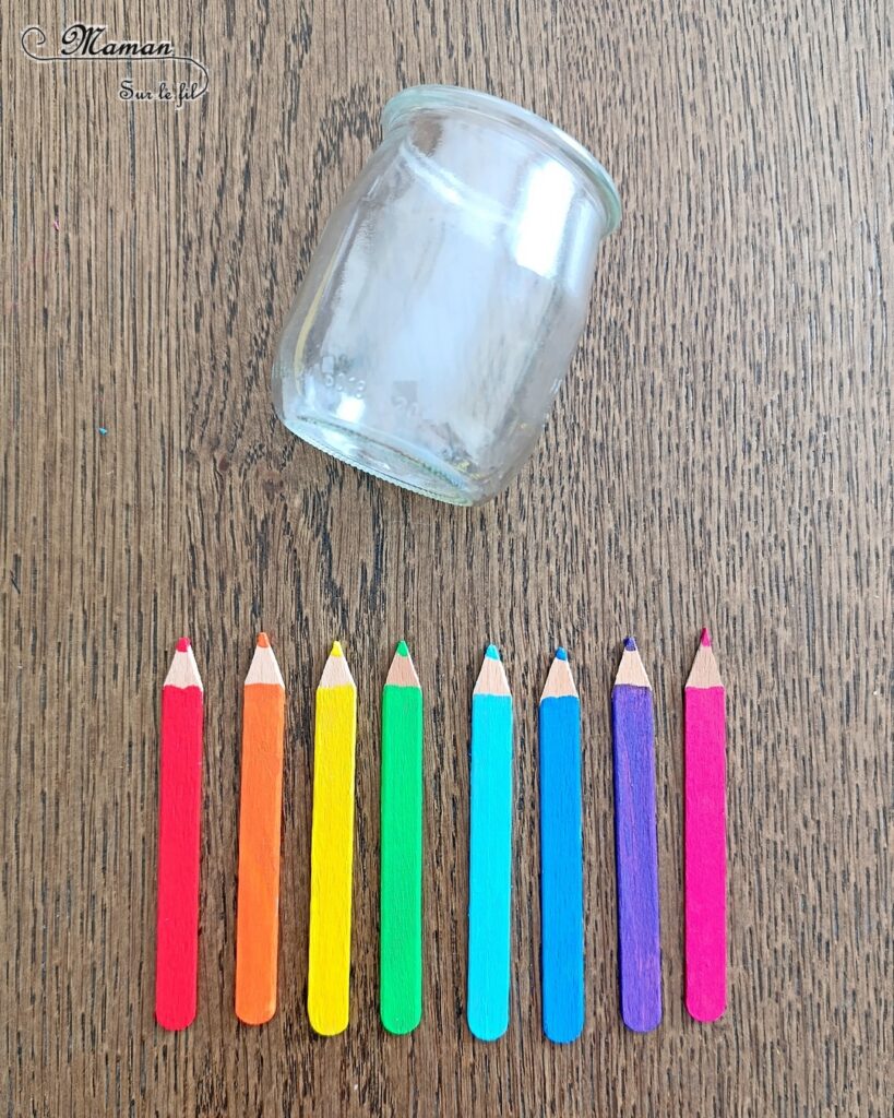 Fabriquer un décompte pour la rentrée scolaire : activité créative, récup' et manuelle enfants - Crayons de couleur arc-en-ciel fabriqués avec des bâtonnets de glace en bois - Peinture, recyclage, récup', surcyclage - Trousse Kawaii en papier avec la technique de l'origami - Pot à crayons avec un pot en verre - Chaque jour, on passe un crayon du pot vers la trousse - Quand la trousse est remplie, c'est la rentrée - Bricolage DIY facile et rapide - Thème école, rentrée scolaire, matériel, crayons de couleur - Bricolage et décoration sympa et facile - Arts visuels maternelle et élémentaire - Cycles 1 et 2 - Créativité - tutoriel photos - mslf