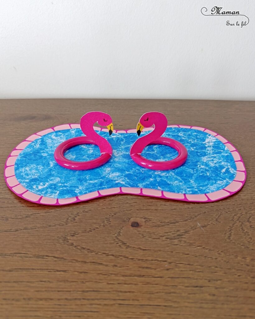 Fabriquer des bouées Flamants Roses avec des anneaux de rideaux : activité créative, récup', peinture et manuelle enfants - Peindre les anneaux de rideaux en rose - Découper et dessiner les têtes de flamants roses dans du papier rose - Piscine en papier avec eau imprimée - Bricolage facile et rapide pour jeu DIY (pour figurines, poupées, Playmobil... - Thème été, vacances, piscine, camping, oiseaux - Bricolage et décoration sympa et facile - Arts visuels maternelle et élémentaire - Cycles 1 et 2 - Créativité - tutoriel photos - mslf