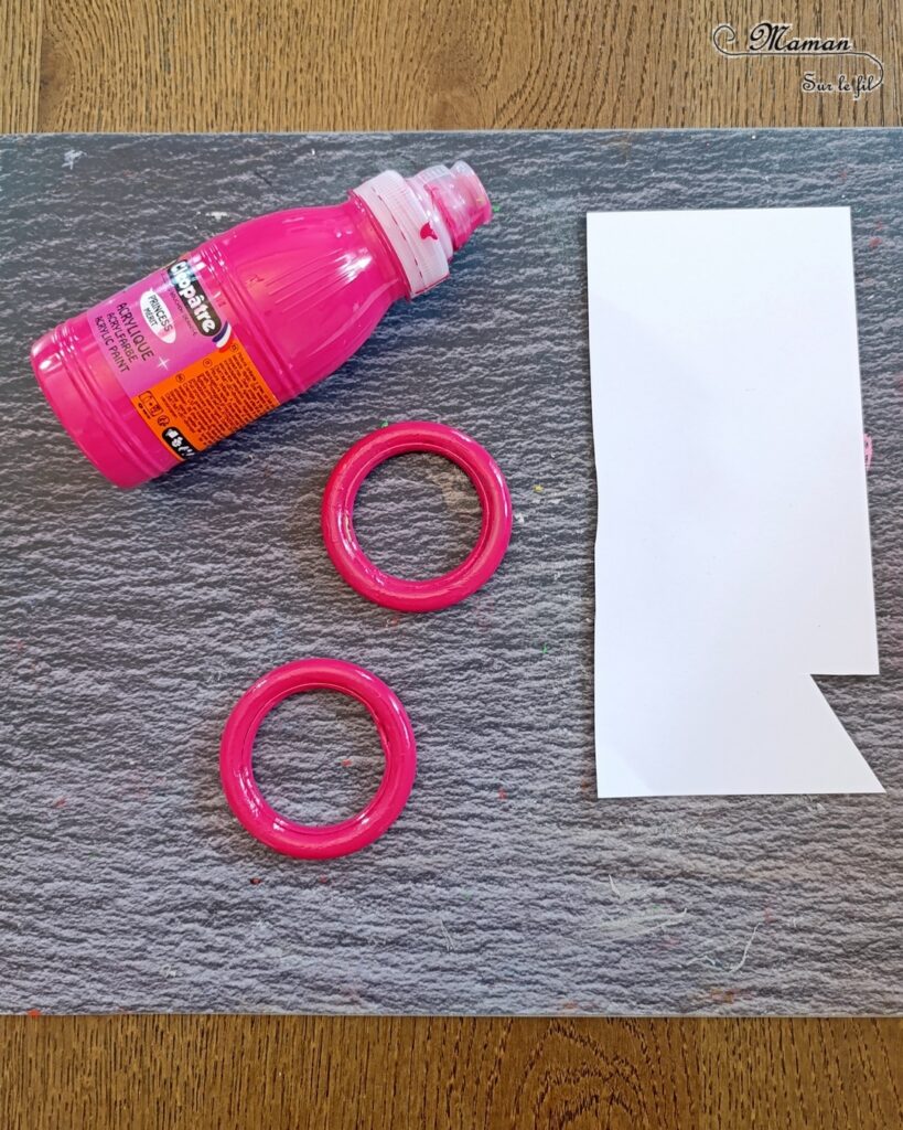 Fabriquer des bouées Flamants Roses avec des anneaux de rideaux : activité créative, récup', peinture et manuelle enfants - Peindre les anneaux de rideaux en rose - Découper et dessiner les têtes de flamants roses dans du papier rose - Piscine en papier avec eau imprimée - Bricolage facile et rapide pour jeu DIY (pour figurines, poupées, Playmobil... - Thème été, vacances, piscine, camping, oiseaux - Bricolage et décoration sympa et facile - Arts visuels maternelle et élémentaire - Cycles 1 et 2 - Créativité - tutoriel photos - mslf