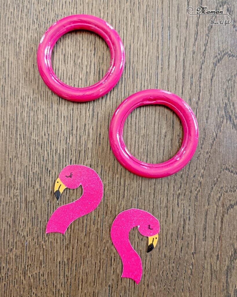 Fabriquer des bouées Flamants Roses avec des anneaux de rideaux : activité créative, récup', peinture et manuelle enfants - Peindre les anneaux de rideaux en rose - Découper et dessiner les têtes de flamants roses dans du papier rose - Piscine en papier avec eau imprimée - Bricolage facile et rapide pour jeu DIY (pour figurines, poupées, Playmobil... - Thème été, vacances, piscine, camping, oiseaux - Bricolage et décoration sympa et facile - Arts visuels maternelle et élémentaire - Cycles 1 et 2 - Créativité - tutoriel photos - mslf