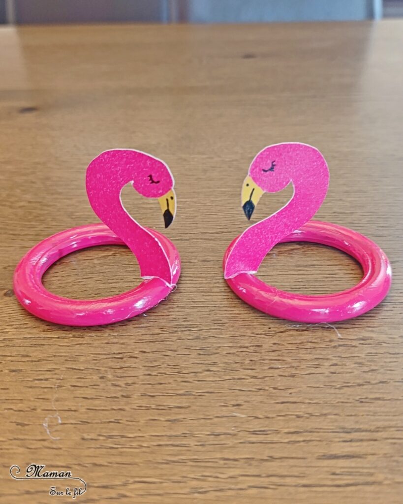 Fabriquer des bouées Flamants Roses avec des anneaux de rideaux : activité créative, récup', peinture et manuelle enfants - Peindre les anneaux de rideaux en rose - Découper et dessiner les têtes de flamants roses dans du papier rose - Piscine en papier avec eau imprimée - Bricolage facile et rapide pour jeu DIY (pour figurines, poupées, Playmobil... - Thème été, vacances, piscine, camping, oiseaux - Bricolage et décoration sympa et facile - Arts visuels maternelle et élémentaire - Cycles 1 et 2 - Créativité - tutoriel photos - mslf