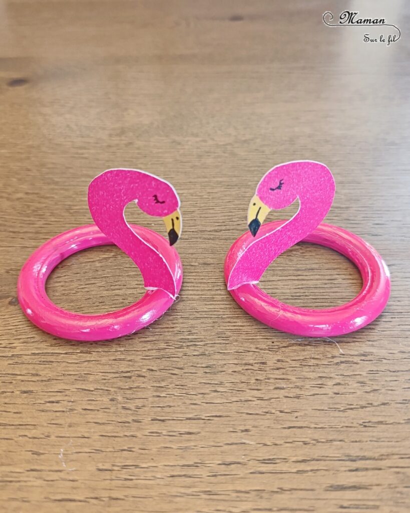 Fabriquer des bouées Flamants Roses avec des anneaux de rideaux : activité créative, récup', peinture et manuelle enfants - Peindre les anneaux de rideaux en rose - Découper et dessiner les têtes de flamants roses dans du papier rose - Piscine en papier avec eau imprimée - Bricolage facile et rapide pour jeu DIY (pour figurines, poupées, Playmobil... - Thème été, vacances, piscine, camping, oiseaux - Bricolage et décoration sympa et facile - Arts visuels maternelle et élémentaire - Cycles 1 et 2 - Créativité - tutoriel photos - mslf
