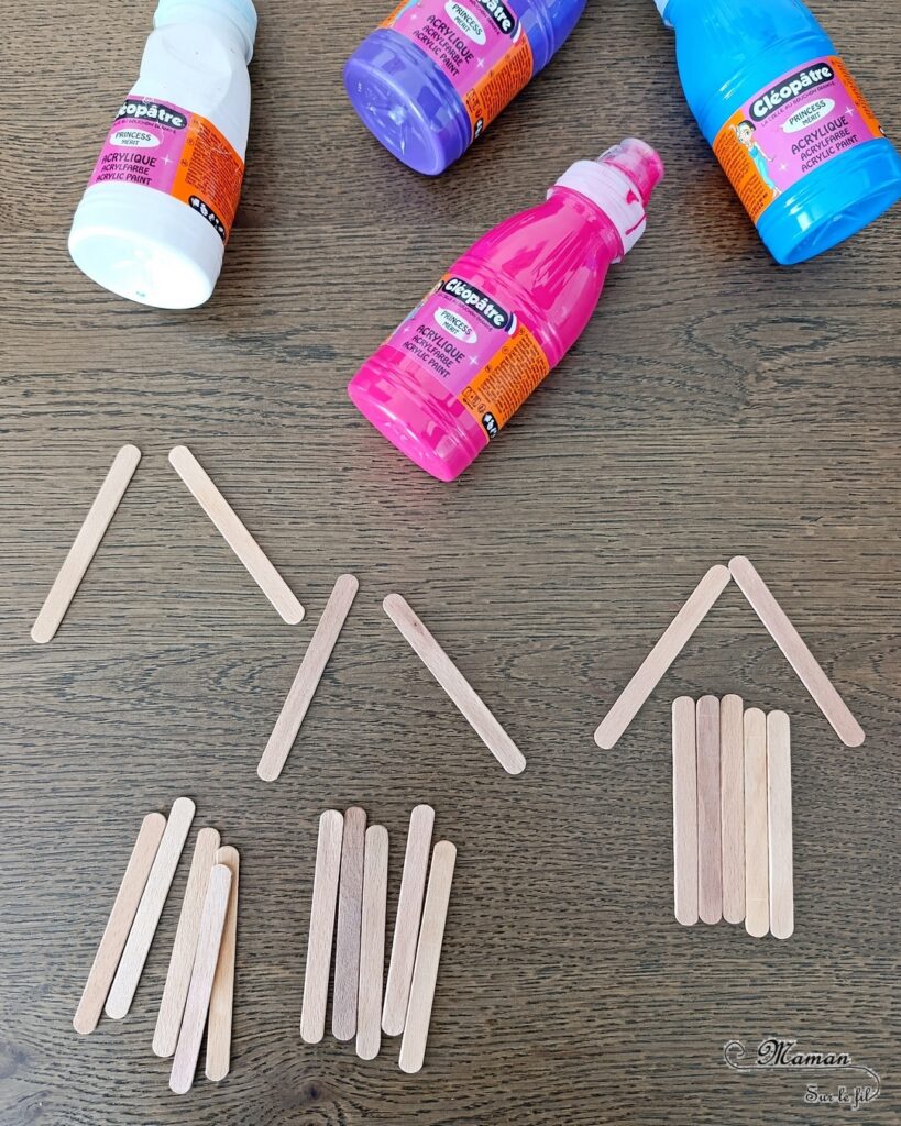 Créer des cabanes de plage avec des bâtonnets de glace en bois : activité créative, récup', peinture et manuelle enfants - Peindre les bâtonnets de bois en blanc et en couleur - Cabanes de plages rayées en récup'- Ouverture en forme de coeur - Collés sur un fond peint à l'aquarelle bleue pour le ciel et peinture marron + sable pour le sable - Effet de volume et de texture - Coquillages en décoration - Dessin et graphismes pour les oiseaux - Bricolage facile et rapide - Thème été, vacances, plage, mer - Bricolage et décoration sympa et facile - Arts visuels maternelle et élémentaire - Cycles 1 et 2 - Créativité - tutoriel photos - mslf