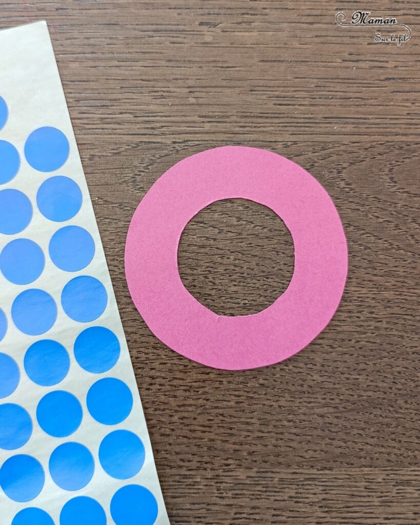 Fabriquer un petit nageur qui flotte et bouge sur sa bouée : activité créative, récup' et manuelle enfants - Fabriquer une bouée en papier cartonné et gommettes - Créer le baigneur avec un bâtonnet de glace en bois - Peindre le fond avec de la peinture type aquarelle : pinceau + peinture éclaboussé - Faire bouger le nageur avec un aimant - Expérience, bricolage un peu magique - Bricolage facile et rapide - Thème été, vacances, plage, mer, piscine - Bricolage et décoration sympa et facile - Arts visuels maternelle et élémentaire - Cycles 1 et 2 - Créativité - tutoriel photos et vidéo - mslf