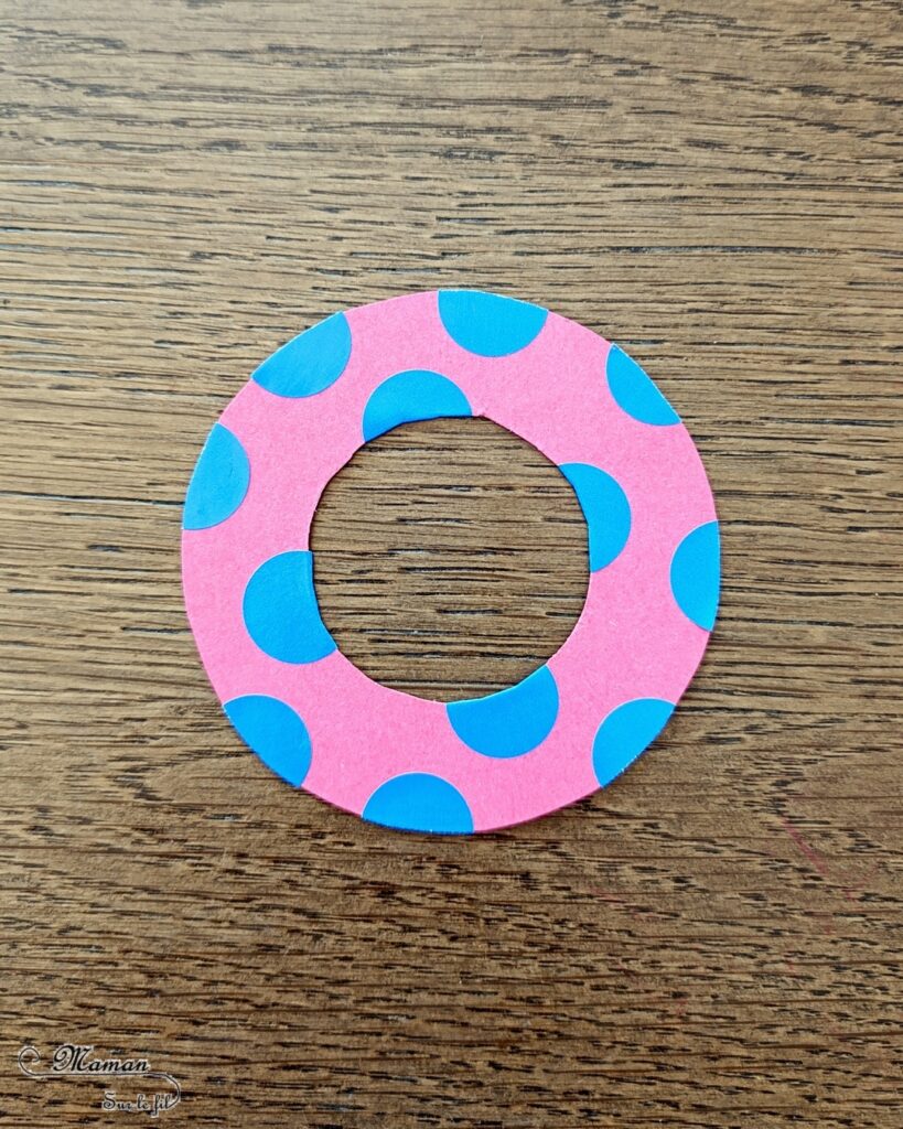 Fabriquer un petit nageur qui flotte et bouge sur sa bouée : activité créative, récup' et manuelle enfants - Fabriquer une bouée en papier cartonné et gommettes - Créer le baigneur avec un bâtonnet de glace en bois - Peindre le fond avec de la peinture type aquarelle : pinceau + peinture éclaboussé - Faire bouger le nageur avec un aimant - Expérience, bricolage un peu magique - Bricolage facile et rapide - Thème été, vacances, plage, mer, piscine - Bricolage et décoration sympa et facile - Arts visuels maternelle et élémentaire - Cycles 1 et 2 - Créativité - tutoriel photos et vidéo - mslf