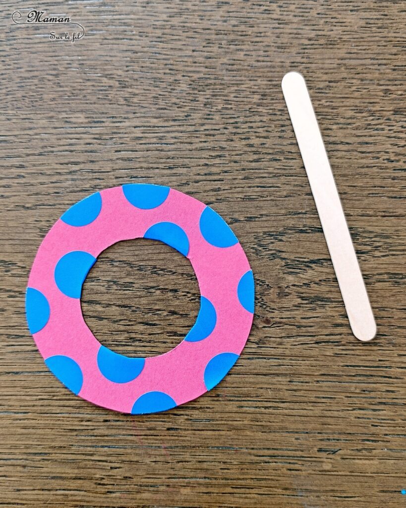Fabriquer un petit nageur qui flotte et bouge sur sa bouée : activité créative, récup' et manuelle enfants - Fabriquer une bouée en papier cartonné et gommettes - Créer le baigneur avec un bâtonnet de glace en bois - Peindre le fond avec de la peinture type aquarelle : pinceau + peinture éclaboussé - Faire bouger le nageur avec un aimant - Expérience, bricolage un peu magique - Bricolage facile et rapide - Thème été, vacances, plage, mer, piscine - Bricolage et décoration sympa et facile - Arts visuels maternelle et élémentaire - Cycles 1 et 2 - Créativité - tutoriel photos et vidéo - mslf