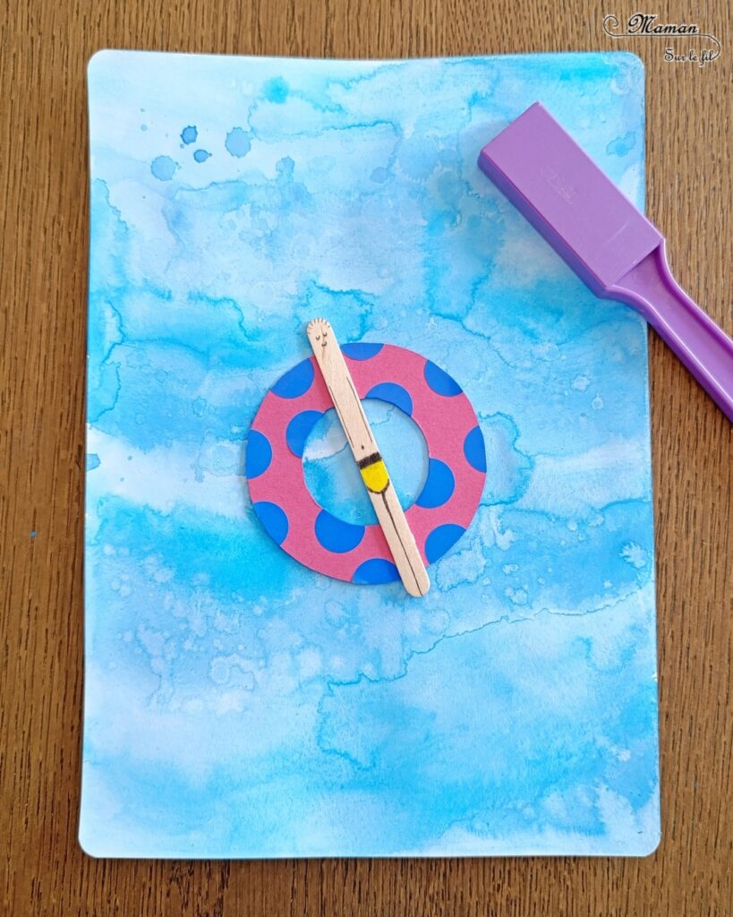 Fabriquer un petit nageur qui flotte et bouge sur sa bouée : activité créative, récup' et manuelle enfants - Fabriquer une bouée en papier cartonné et gommettes - Créer le baigneur avec un bâtonnet de glace en bois - Peindre le fond avec de la peinture type aquarelle : pinceau + peinture éclaboussé - Faire bouger le nageur avec un aimant - Expérience, bricolage un peu magique - Bricolage facile et rapide - Thème été, vacances, plage, mer, piscine - Bricolage et décoration sympa et facile - Arts visuels maternelle et élémentaire - Cycles 1 et 2 - Créativité - tutoriel photos et vidéo - mslf