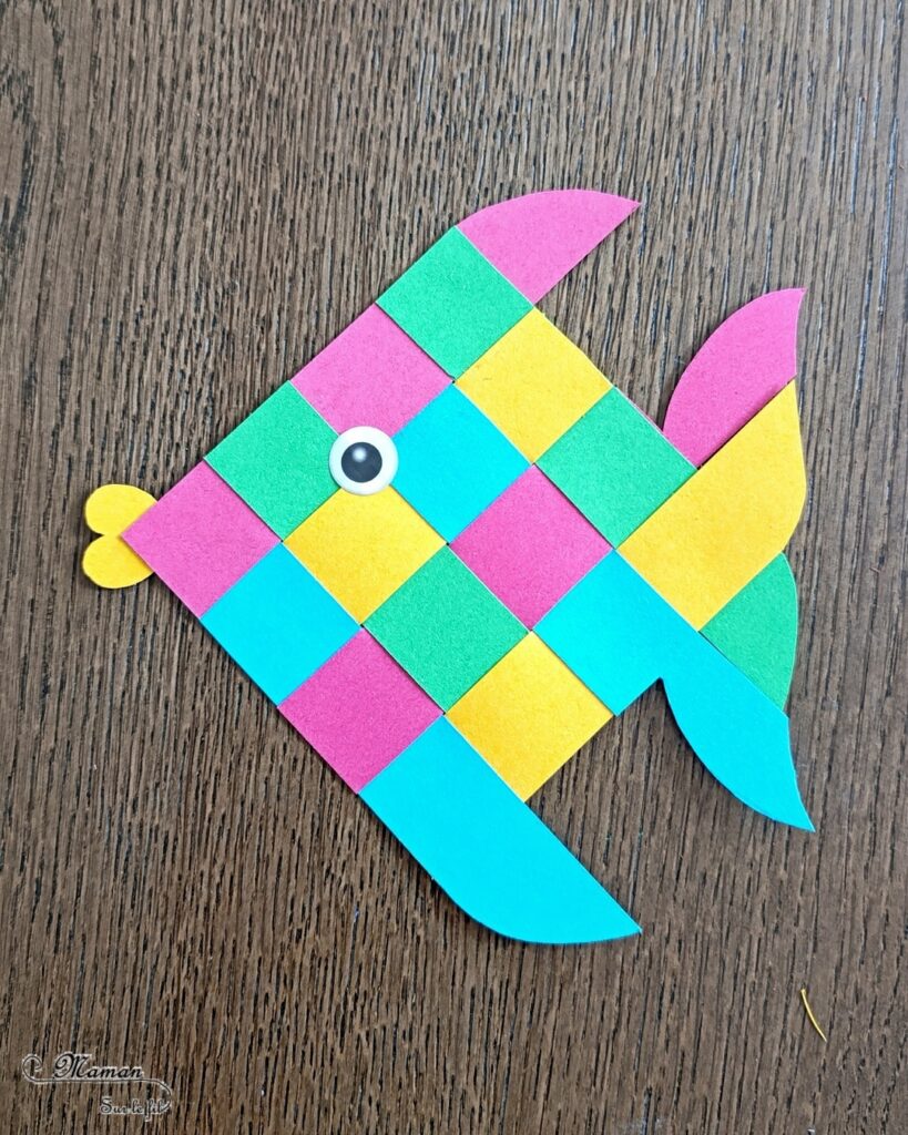 Fabriquer des poissons Damier en bandes de papier : activité créative et manuelle enfants - Découpage, collage, tissage de papier - Géométrie, utilisation de la règle - Poissons tropicaux ultra colorés - Coeur pour la bouche, Gommettes Yeux - Bricolage facile et rigolo - Découpage, collage - Thème poissons, animaux marins, mer, océans, été, 1er avril - Bricolage et décoration sympa et facile - Arts visuels maternelle et élémentaire - Cycles 1 et 2 - Créativité - tutoriel photos et vidéo - mslf