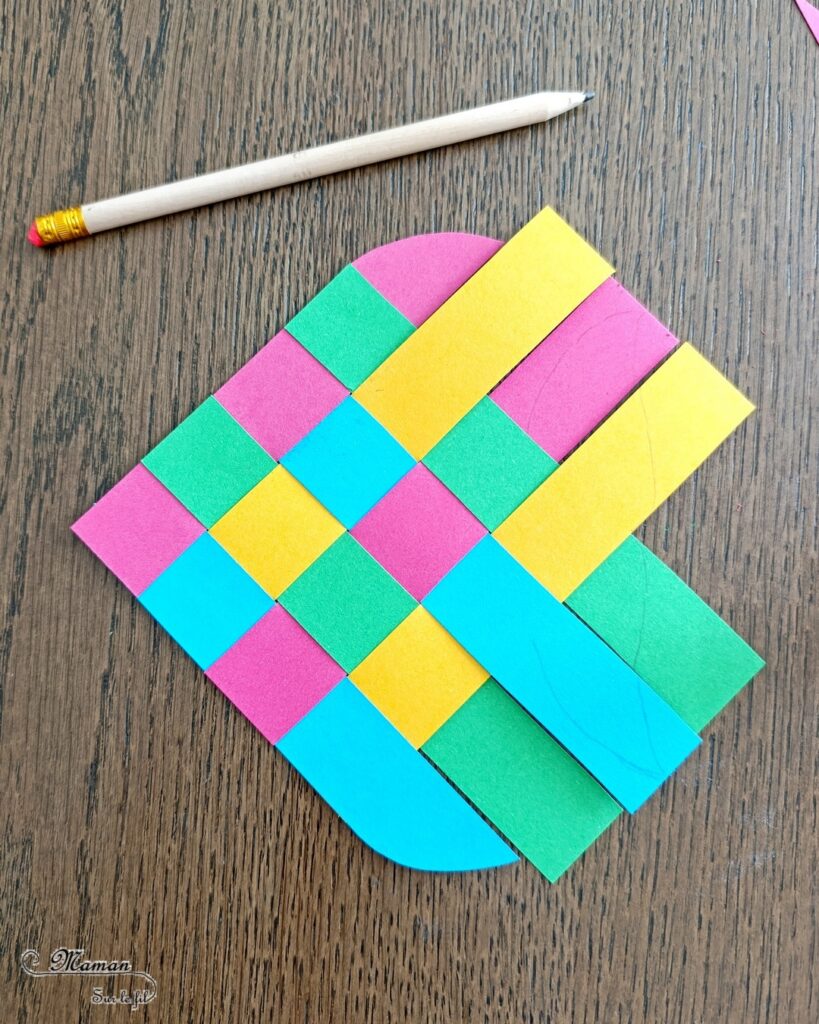 Fabriquer des poissons Damier en bandes de papier : activité créative et manuelle enfants - Découpage, collage, tissage de papier - Géométrie, utilisation de la règle - Poissons tropicaux ultra colorés - Coeur pour la bouche, Gommettes Yeux - Bricolage facile et rigolo - Découpage, collage - Thème poissons, animaux marins, mer, océans, été, 1er avril - Bricolage et décoration sympa et facile - Arts visuels maternelle et élémentaire - Cycles 1 et 2 - Créativité - tutoriel photos et vidéo - mslf