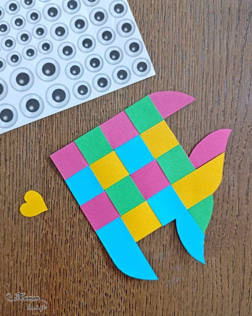 Fabriquer des poissons Damier en bandes de papier : activité créative et manuelle enfants - Découpage, collage, tissage de papier - Géométrie, utilisation de la règle - Poissons tropicaux ultra colorés - Coeur pour la bouche, Gommettes Yeux - Bricolage facile et rigolo - Découpage, collage - Thème poissons, animaux marins, mer, océans, été, 1er avril - Bricolage et décoration sympa et facile - Arts visuels maternelle et élémentaire - Cycles 1 et 2 - Créativité - tutoriel photos et vidéo - mslf