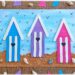 Créer des cabanes de plage avec des bâtonnets de glace en bois : activité créative, récup', peinture et manuelle enfants - Peindre les bâtonnets de bois en blanc et en couleur - Cabanes de plages rayées en récup'- Ouverture en forme de coeur - Collés sur un fond peint à l'aquarelle bleue pour le ciel et peinture marron + sable pour le sable - Effet de volume et de texture - Coquillages en décoration - Dessin et graphismes pour les oiseaux - Bricolage facile et rapide - Thème été, vacances, plage, mer - Bricolage et décoration sympa et facile - Arts visuels maternelle et élémentaire - Cycles 1 et 2 - Créativité - tutoriel photos - mslf