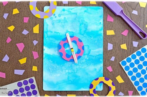 Fabriquer un petit nageur qui flotte et bouge sur sa bouée : activité créative, récup' et manuelle enfants - Fabriquer une bouée en papier cartonné et gommettes - Créer le baigneur avec un bâtonnet de glace en bois - Peindre le fond avec de la peinture type aquarelle : pinceau + peinture éclaboussé - Faire bouger le nageur avec un aimant - Expérience, bricolage un peu magique - Bricolage facile et rapide - Thème été, vacances, plage, mer, piscine - Bricolage et décoration sympa et facile - Arts visuels maternelle et élémentaire - Cycles 1 et 2 - Créativité - tutoriel photos et vidéo - mslf
