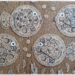Fabriquer des poissons en récup' de boites à pizza : activité créative, récup' et manuelle enfants - Recyclage et surcyclage de boites à pizza en carton - Découpage et imagination - Mise en place d'une scène de fonds marins : poissons, algues, bulles... - Bricolage facile et rigolo - Découpage, collage - Gommettes Yeux - Thème poissons, animaux marins, mer, océans, été, 1er avril - Bricolage et décoration sympa et facile - Arts visuels maternelle et élémentaire - Cycles 1 et 2 - Créativité - tutoriel photos - mslf