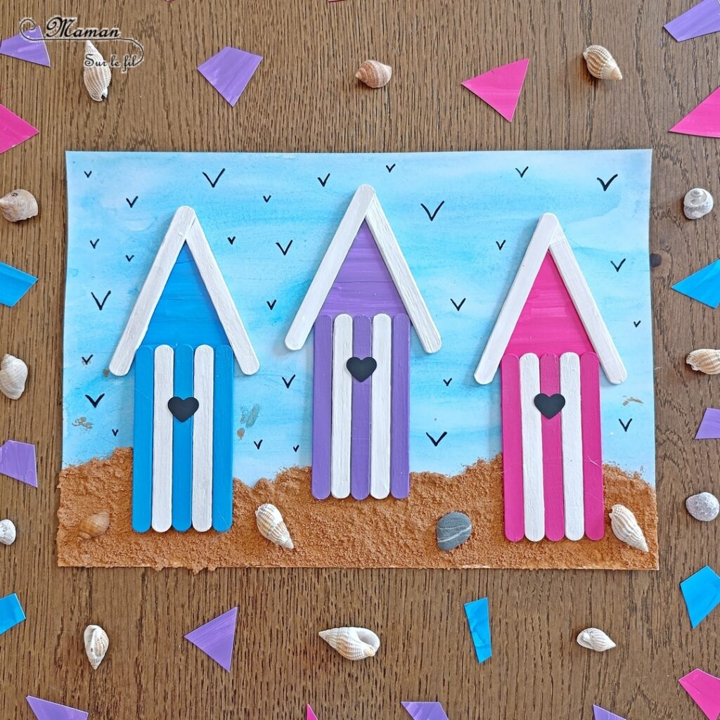 Créer des cabanes de plage avec des bâtonnets de glace en bois : activité créative, récup', peinture et manuelle enfants - Peindre les bâtonnets de bois en blanc et en couleur - Cabanes de plages rayées en récup'- Ouverture en forme de coeur - Collés sur un fond peint à l'aquarelle bleue pour le ciel et peinture marron + sable pour le sable - Effet de volume et de texture - Coquillages en décoration - Dessin et graphismes pour les oiseaux - Bricolage facile et rapide - Thème été, vacances, plage, mer - Bricolage et décoration sympa et facile - Arts visuels maternelle et élémentaire - Cycles 1 et 2 - Créativité - tutoriel photos - mslf