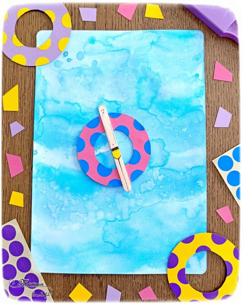 Fabriquer un petit nageur qui flotte et bouge sur sa bouée : activité créative, récup' et manuelle enfants - Fabriquer une bouée en papier cartonné et gommettes - Créer le baigneur avec un bâtonnet de glace en bois - Peindre le fond avec de la peinture type aquarelle : pinceau + peinture éclaboussé - Faire bouger le nageur avec un aimant - Expérience, bricolage un peu magique - Bricolage facile et rapide - Thème été, vacances, plage, mer, piscine - Bricolage et décoration sympa et facile - Arts visuels maternelle et élémentaire - Cycles 1 et 2 - Créativité - tutoriel photos et vidéo - mslf
