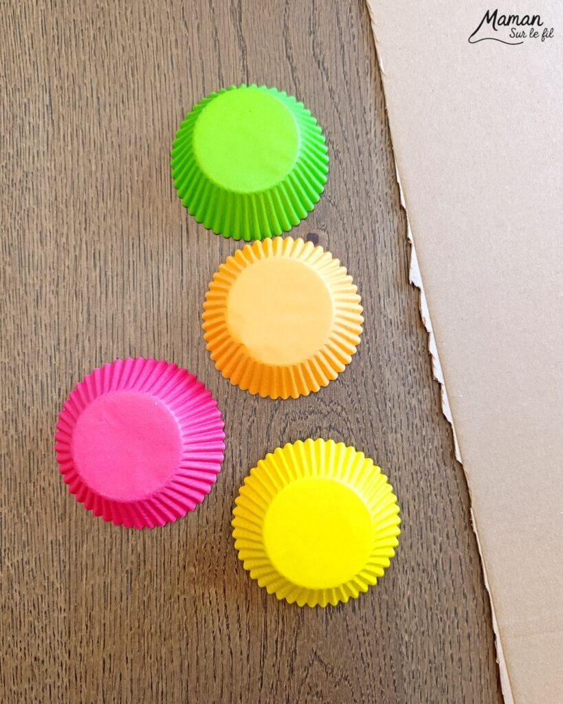 Fabriquer des champignons colorés avec des caissettes à cupcakes et du carton : activité créative, récup' et manuelle enfants - Recyclage, surcyclage de carton - Peinture blanche éclaboussée à la façon de Jackson Pollock pour les tâches du chapeau - Pastel à l'huile blanc frotté sur le carton pour le pied du champignon - - Couleurs automnales - Bricolage DIY facile et rapide - Thème automne, forêt, bois, champignons, aliments d'automne - Décoration DIY - Bricolage et décoration sympa et facile - Arts visuels maternelle et élémentaire - Cycles 1 et 2 - Créativité - tutoriel photos - mslf