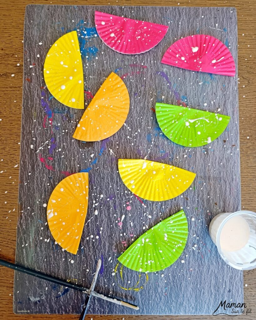 Fabriquer des champignons colorés avec des caissettes à cupcakes et du carton : activité créative, récup' et manuelle enfants - Recyclage, surcyclage de carton - Peinture blanche éclaboussée à la façon de Jackson Pollock pour les tâches du chapeau - Pastel à l'huile blanc frotté sur le carton pour le pied du champignon - - Couleurs automnales - Bricolage DIY facile et rapide - Thème automne, forêt, bois, champignons, aliments d'automne - Décoration DIY - Bricolage et décoration sympa et facile - Arts visuels maternelle et élémentaire - Cycles 1 et 2 - Créativité - tutoriel photos - mslf