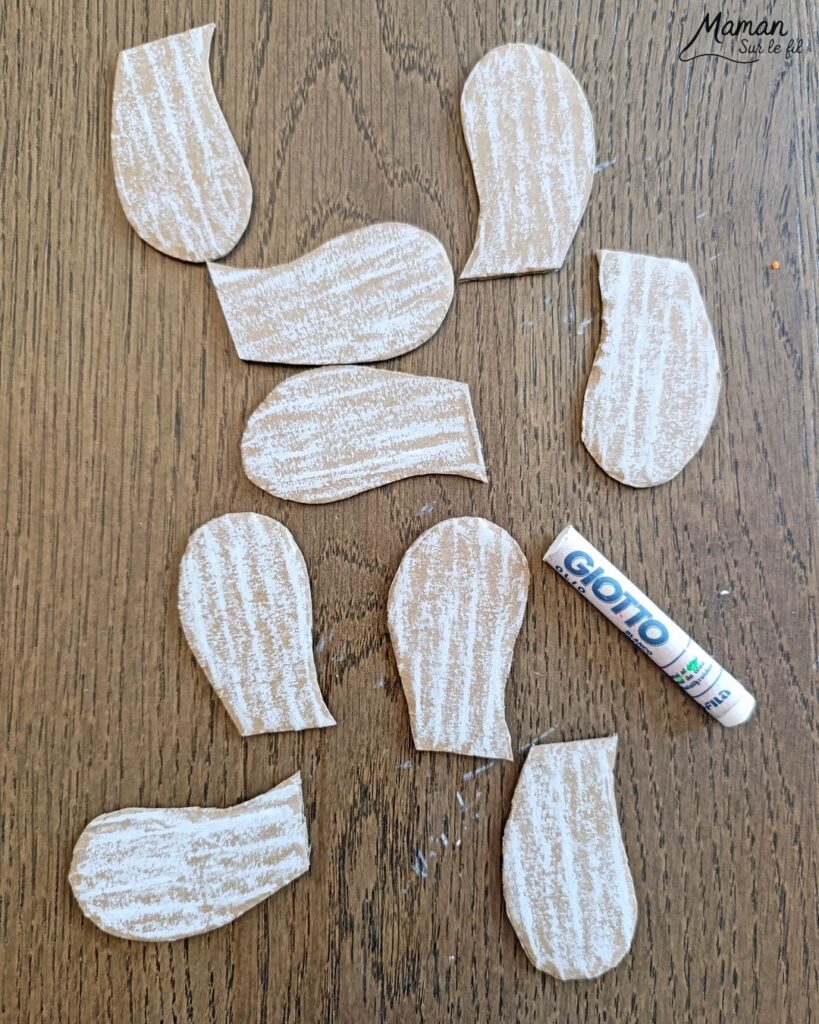 Fabriquer des champignons colorés avec des caissettes à cupcakes et du carton : activité créative, récup' et manuelle enfants - Recyclage, surcyclage de carton - Peinture blanche éclaboussée à la façon de Jackson Pollock pour les tâches du chapeau - Pastel à l'huile blanc frotté sur le carton pour le pied du champignon - - Couleurs automnales - Bricolage DIY facile et rapide - Thème automne, forêt, bois, champignons, aliments d'automne - Décoration DIY - Bricolage et décoration sympa et facile - Arts visuels maternelle et élémentaire - Cycles 1 et 2 - Créativité - tutoriel photos - mslf