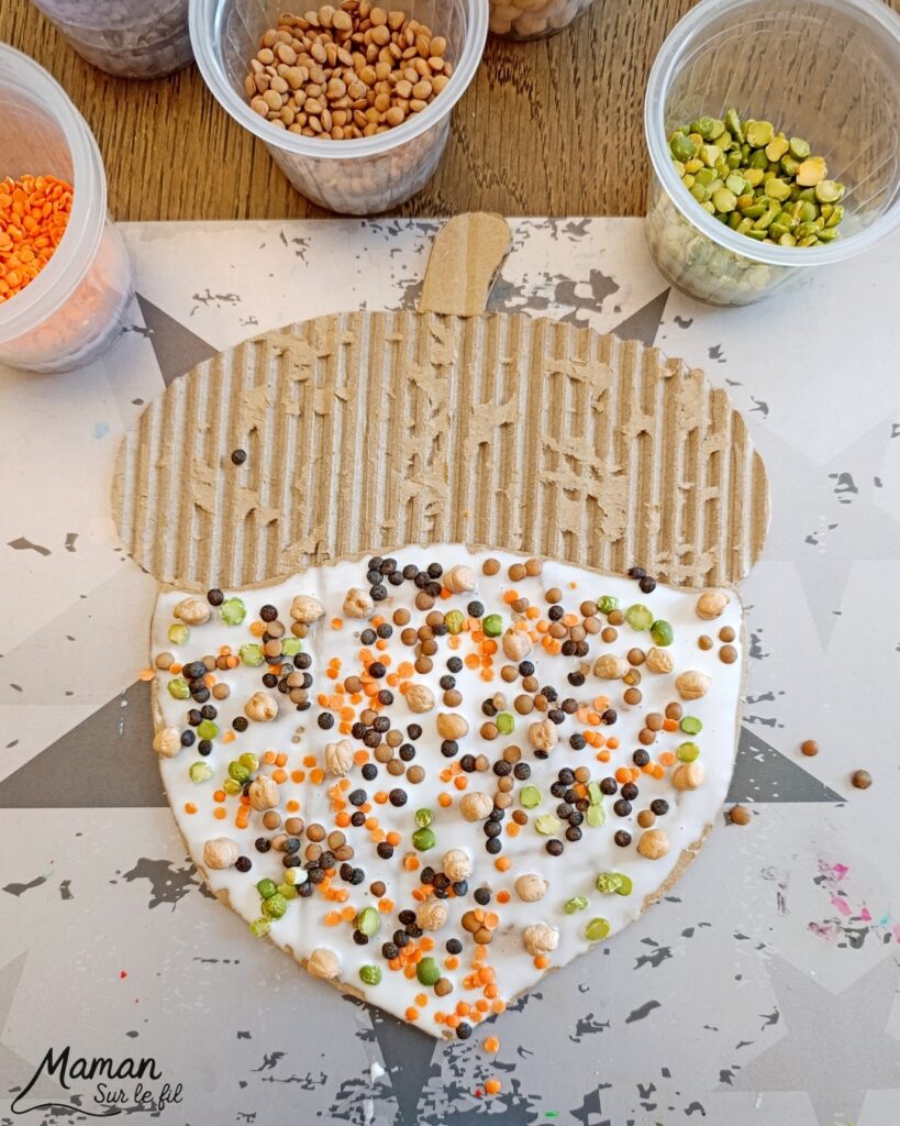 Fabriquer des glands en carton et en légumes secs : activité créative, récup' et manuelle enfants - Recyclage, surcyclage de carton ondulé et déchiré - Collage de légumes secs comme des lentilles (blondes, brunes, corail), des pois cassés, des pois chiche... - Couleurs automnales - Land art d'automne - Bricolage DIY facile et rapide - Thème automne, forêt, bois, chênes, légumes secs, graines, glands, aliments d'automne - Décoration DIY - Bricolage et décoration sympa et facile - Arts visuels maternelle et élémentaire - Cycles 1 et 2 - Créativité - tutoriel photos - mslf