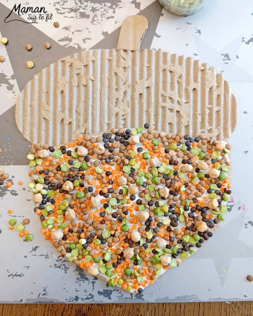 Fabriquer des glands en carton et en légumes secs : activité créative, récup' et manuelle enfants - Recyclage, surcyclage de carton ondulé et déchiré - Collage de légumes secs comme des lentilles (blondes, brunes, corail), des pois cassés, des pois chiche... - Couleurs automnales - Land art d'automne - Bricolage DIY facile et rapide - Thème automne, forêt, bois, chênes, légumes secs, graines, glands, aliments d'automne - Décoration DIY - Bricolage et décoration sympa et facile - Arts visuels maternelle et élémentaire - Cycles 1 et 2 - Créativité - tutoriel photos - mslf