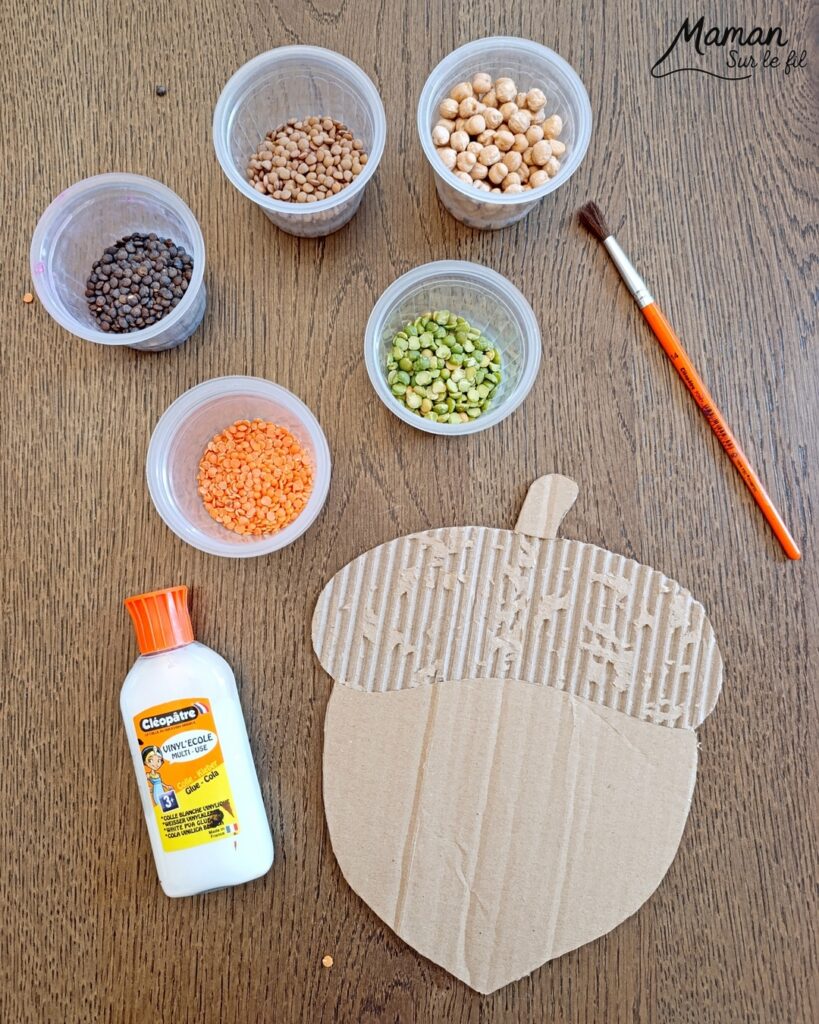Fabriquer des glands en carton et en légumes secs : activité créative, récup' et manuelle enfants - Recyclage, surcyclage de carton ondulé et déchiré - Collage de légumes secs comme des lentilles (blondes, brunes, corail), des pois cassés, des pois chiche... - Couleurs automnales - Land art d'automne - Bricolage DIY facile et rapide - Thème automne, forêt, bois, chênes, légumes secs, graines, glands, aliments d'automne - Décoration DIY - Bricolage et décoration sympa et facile - Arts visuels maternelle et élémentaire - Cycles 1 et 2 - Créativité - tutoriel photos - mslf