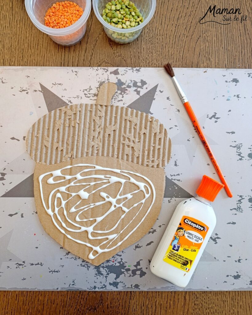 Fabriquer des glands en carton et en légumes secs : activité créative, récup' et manuelle enfants - Recyclage, surcyclage de carton ondulé et déchiré - Collage de légumes secs comme des lentilles (blondes, brunes, corail), des pois cassés, des pois chiche... - Couleurs automnales - Land art d'automne - Bricolage DIY facile et rapide - Thème automne, forêt, bois, chênes, légumes secs, graines, glands, aliments d'automne - Décoration DIY - Bricolage et décoration sympa et facile - Arts visuels maternelle et élémentaire - Cycles 1 et 2 - Créativité - tutoriel photos - mslf