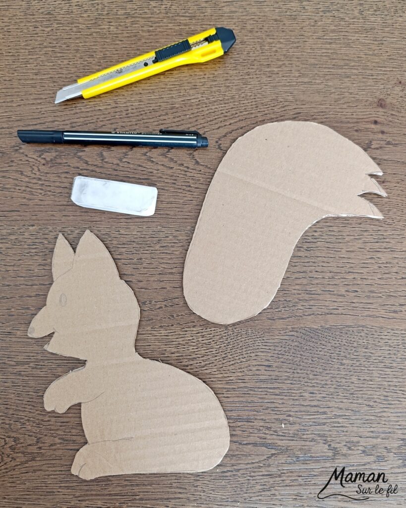 Fabriquer un écureuil automnal en carton et laine enroulée : activité créative, récup' et manuelle enfants - Recyclage, surcyclage de carton épais - Dessin et découpage - Queue touffue grâce à la laine enroulée - Motricité fine et patience - Couleurs automnales - Ajout de feuilles et de champignons en décoration - Bricolage DIY facile et rapide - Thème automne, feuilles, animaux de la forêt, des bois, champignons - Décoration DIY - Bricolage et décoration sympa et facile - Arts visuels maternelle et élémentaire - Cycles 1 et 2 - Créativité - tutoriel photos - mslf