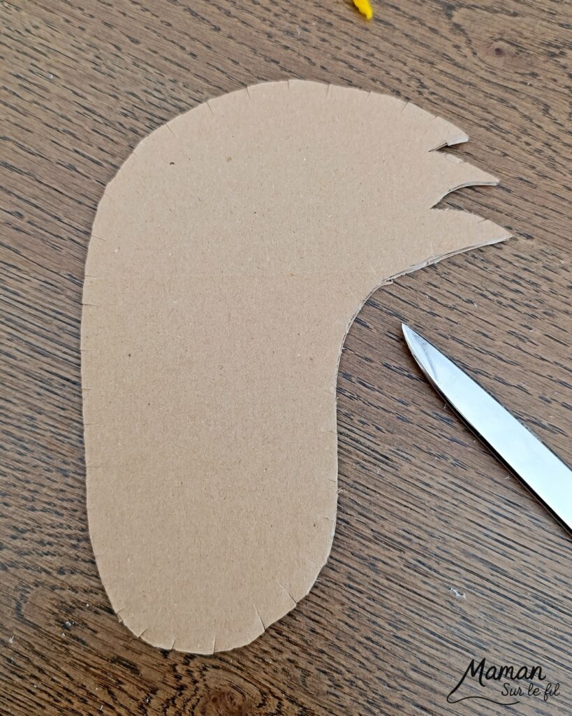 Fabriquer un écureuil automnal en carton et laine enroulée : activité créative, récup' et manuelle enfants - Recyclage, surcyclage de carton épais - Dessin et découpage - Queue touffue grâce à la laine enroulée - Motricité fine et patience - Couleurs automnales - Ajout de feuilles et de champignons en décoration - Bricolage DIY facile et rapide - Thème automne, feuilles, animaux de la forêt, des bois, champignons - Décoration DIY - Bricolage et décoration sympa et facile - Arts visuels maternelle et élémentaire - Cycles 1 et 2 - Créativité - tutoriel photos - mslf