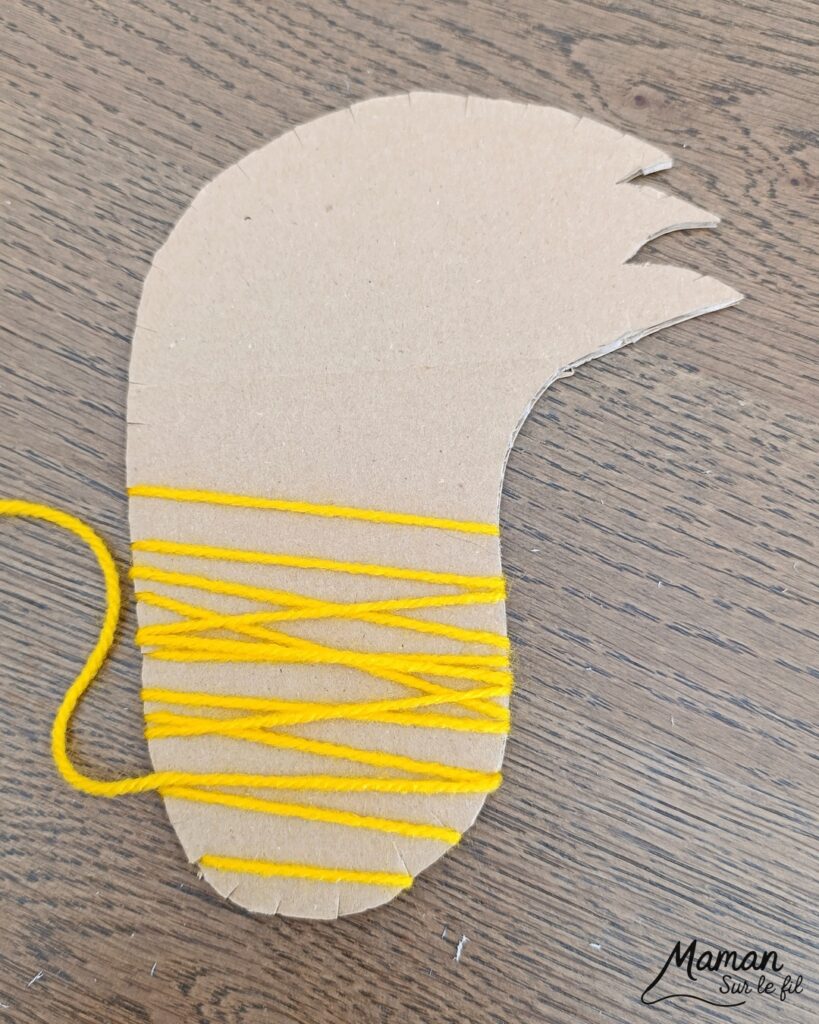 Fabriquer un écureuil automnal en carton et laine enroulée : activité créative, récup' et manuelle enfants - Recyclage, surcyclage de carton épais - Dessin et découpage - Queue touffue grâce à la laine enroulée - Motricité fine et patience - Couleurs automnales - Ajout de feuilles et de champignons en décoration - Bricolage DIY facile et rapide - Thème automne, feuilles, animaux de la forêt, des bois, champignons - Décoration DIY - Bricolage et décoration sympa et facile - Arts visuels maternelle et élémentaire - Cycles 1 et 2 - Créativité - tutoriel photos - mslf