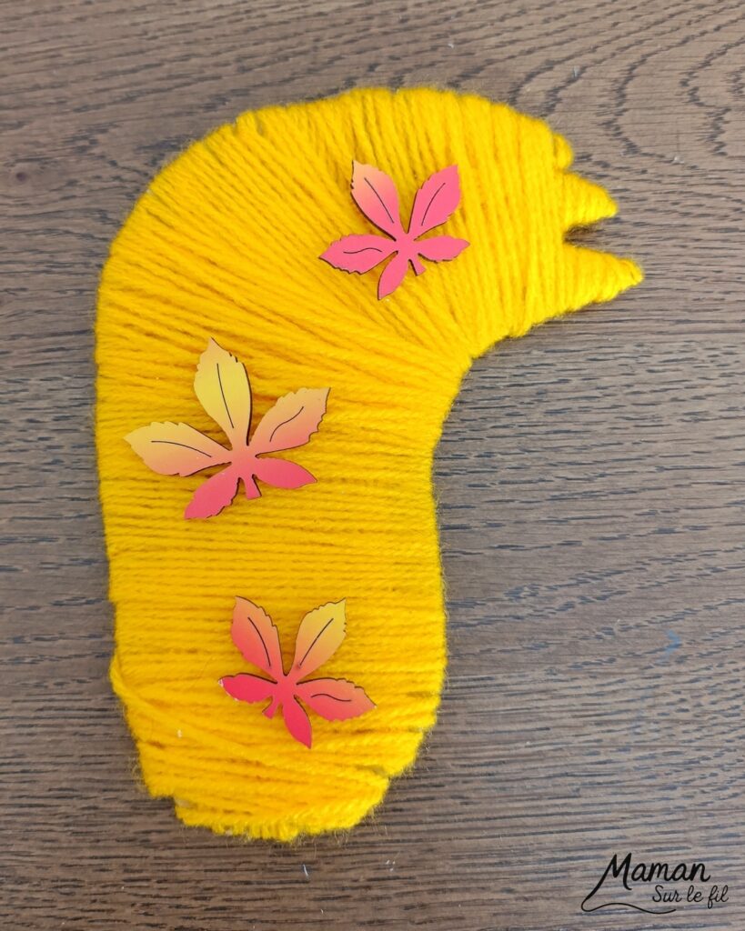 Fabriquer un écureuil automnal en carton et laine enroulée : activité créative, récup' et manuelle enfants - Recyclage, surcyclage de carton épais - Dessin et découpage - Queue touffue grâce à la laine enroulée - Motricité fine et patience - Couleurs automnales - Ajout de feuilles et de champignons en décoration - Bricolage DIY facile et rapide - Thème automne, feuilles, animaux de la forêt, des bois, champignons - Décoration DIY - Bricolage et décoration sympa et facile - Arts visuels maternelle et élémentaire - Cycles 1 et 2 - Créativité - tutoriel photos - mslf
