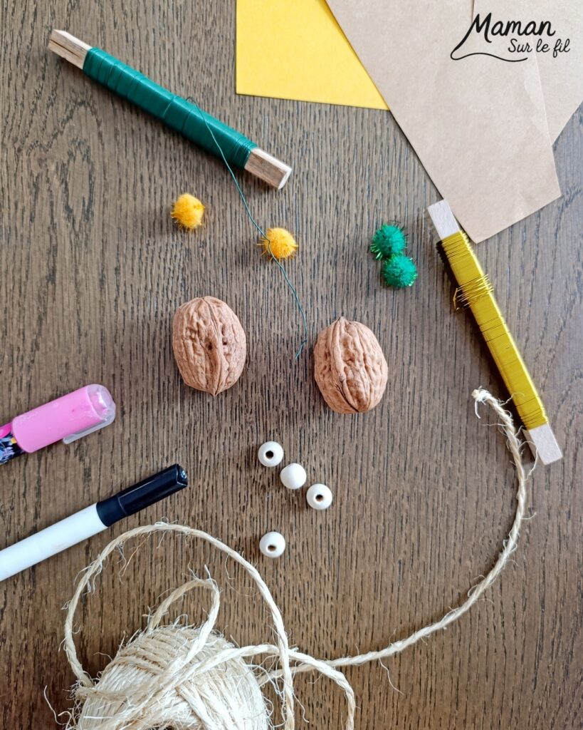 Fabriquer des petits oiseaux d'automne avec des coquilles de noix : activité créative, nature et manuelle enfants - Oiseaux d'automne ou d'hiver avec leur cache-oreilles - Bricolage mignon avec coquilles de noix, pompons, fil de fer, perles, cordelettes, papier - Land art - Couleurs automnales - Bricolage DIY facile et rapide - Thème automne, animaux de la forêt, des bois, oiseaux, nature, hiver - Décoration DIY - Bricolage et décoration sympa et facile - Arts visuels maternelle et élémentaire - Cycles 1 et 2 - Créativité - tutoriel photos - mslf