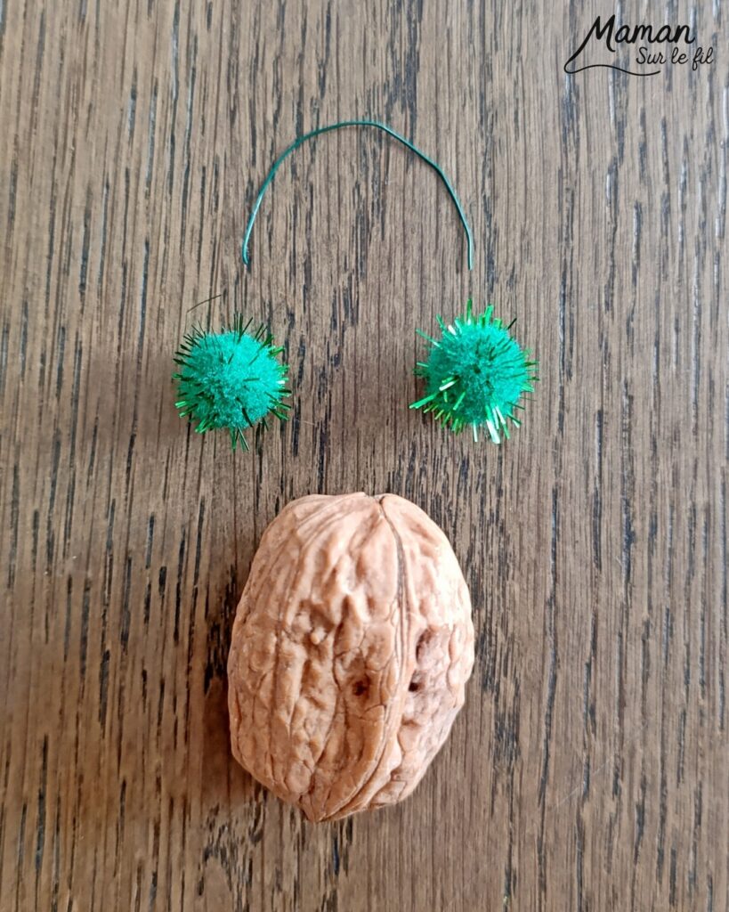 Fabriquer des petits oiseaux d'automne avec des coquilles de noix : activité créative, nature et manuelle enfants - Oiseaux d'automne ou d'hiver avec leur cache-oreilles - Bricolage mignon avec coquilles de noix, pompons, fil de fer, perles, cordelettes, papier - Land art - Couleurs automnales - Bricolage DIY facile et rapide - Thème automne, animaux de la forêt, des bois, oiseaux, nature, hiver - Décoration DIY - Bricolage et décoration sympa et facile - Arts visuels maternelle et élémentaire - Cycles 1 et 2 - Créativité - tutoriel photos - mslf