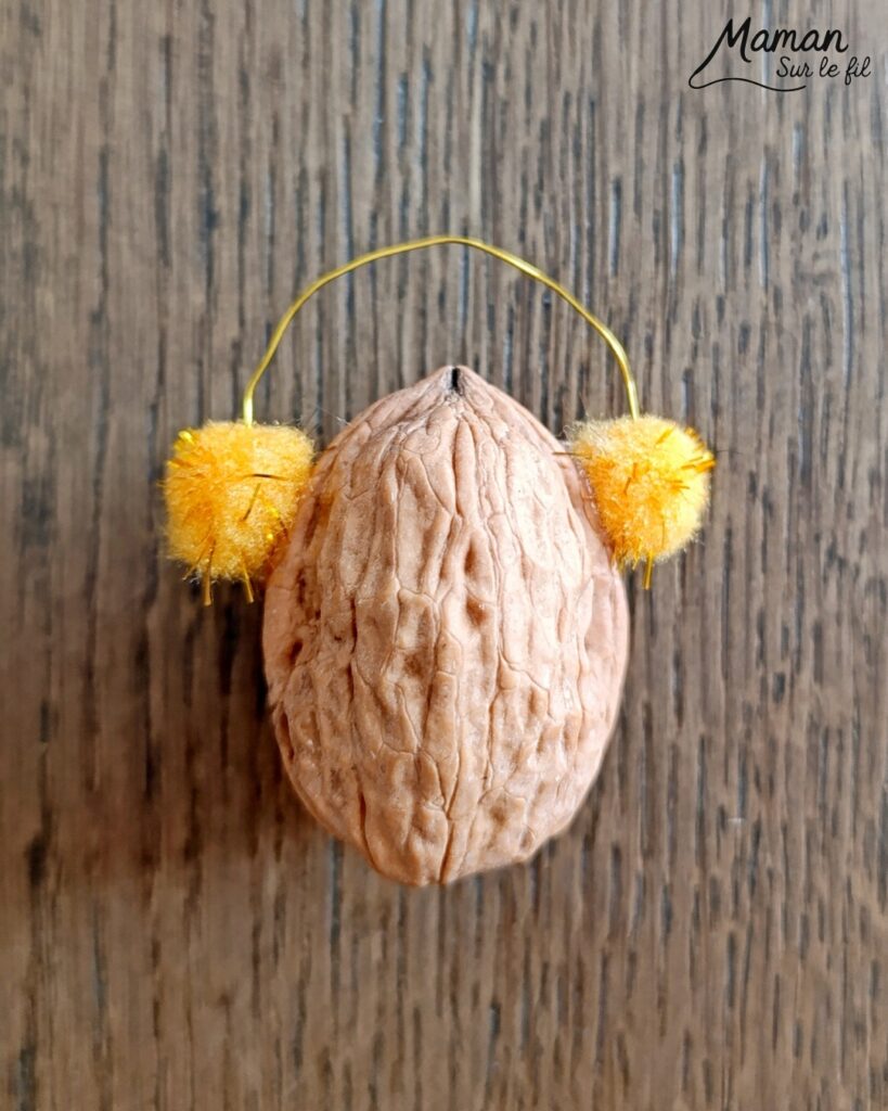 Fabriquer des petits oiseaux d'automne avec des coquilles de noix : activité créative, nature et manuelle enfants - Oiseaux d'automne ou d'hiver avec leur cache-oreilles - Bricolage mignon avec coquilles de noix, pompons, fil de fer, perles, cordelettes, papier - Land art - Couleurs automnales - Bricolage DIY facile et rapide - Thème automne, animaux de la forêt, des bois, oiseaux, nature, hiver - Décoration DIY - Bricolage et décoration sympa et facile - Arts visuels maternelle et élémentaire - Cycles 1 et 2 - Créativité - tutoriel photos - mslf