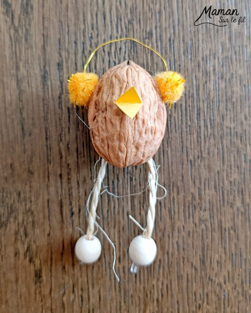 Fabriquer des petits oiseaux d'automne avec des coquilles de noix : activité créative, nature et manuelle enfants - Oiseaux d'automne ou d'hiver avec leur cache-oreilles - Bricolage mignon avec coquilles de noix, pompons, fil de fer, perles, cordelettes, papier - Land art - Couleurs automnales - Bricolage DIY facile et rapide - Thème automne, animaux de la forêt, des bois, oiseaux, nature, hiver - Décoration DIY - Bricolage et décoration sympa et facile - Arts visuels maternelle et élémentaire - Cycles 1 et 2 - Créativité - tutoriel photos - mslf