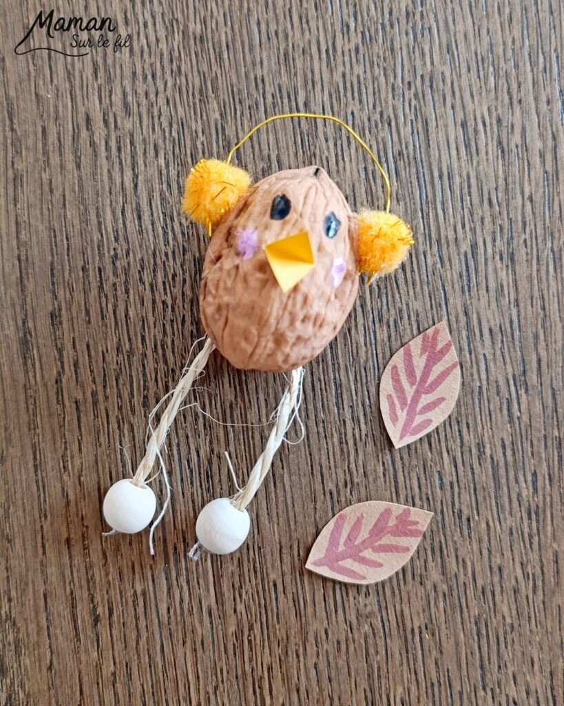 Fabriquer des petits oiseaux d'automne avec des coquilles de noix : activité créative, nature et manuelle enfants - Oiseaux d'automne ou d'hiver avec leur cache-oreilles - Bricolage mignon avec coquilles de noix, pompons, fil de fer, perles, cordelettes, papier - Land art - Couleurs automnales - Bricolage DIY facile et rapide - Thème automne, animaux de la forêt, des bois, oiseaux, nature, hiver - Décoration DIY - Bricolage et décoration sympa et facile - Arts visuels maternelle et élémentaire - Cycles 1 et 2 - Créativité - tutoriel photos - mslf