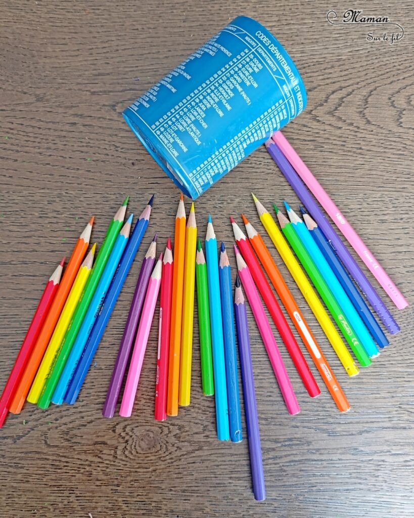 Fabriquer un pot à crayons avec des crayons aux couleurs de l'arc-en-ciel, pour la rentrée scolaire : activité créative, récup' et manuelle enfants - Récup', de vieux crayons de couleur arc-en-ciel et d'un vieux pot à crayons - Recyclage, récup', surcyclage - Collage - Bricolage DIY facile et rapide - Thème école, rentrée scolaire, matériel, crayons de couleur - Décoration DIY pour le bureau - Bricolage et décoration sympa et facile - Arts visuels maternelle et élémentaire - Cycles 1 et 2 - Créativité - tutoriel photos - mslf