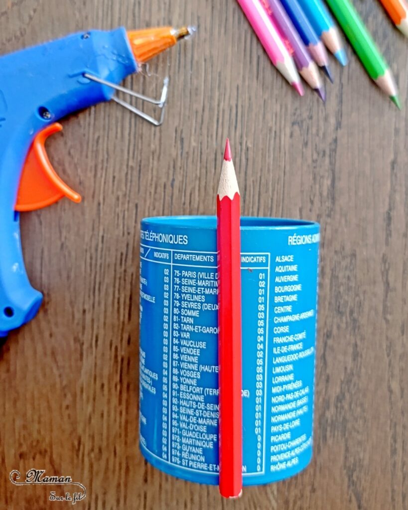 Fabriquer un pot à crayons avec des crayons aux couleurs de l'arc-en-ciel, pour la rentrée scolaire : activité créative, récup' et manuelle enfants - Récup', de vieux crayons de couleur arc-en-ciel et d'un vieux pot à crayons - Recyclage, récup', surcyclage - Collage - Bricolage DIY facile et rapide - Thème école, rentrée scolaire, matériel, crayons de couleur - Décoration DIY pour le bureau - Bricolage et décoration sympa et facile - Arts visuels maternelle et élémentaire - Cycles 1 et 2 - Créativité - tutoriel photos - mslf