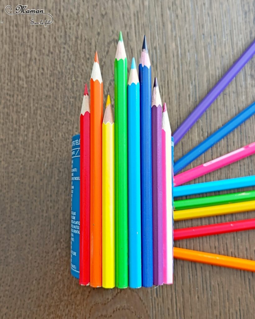 Fabriquer un pot à crayons avec des crayons aux couleurs de l'arc-en-ciel, pour la rentrée scolaire : activité créative, récup' et manuelle enfants - Récup', de vieux crayons de couleur arc-en-ciel et d'un vieux pot à crayons - Recyclage, récup', surcyclage - Collage - Bricolage DIY facile et rapide - Thème école, rentrée scolaire, matériel, crayons de couleur - Décoration DIY pour le bureau - Bricolage et décoration sympa et facile - Arts visuels maternelle et élémentaire - Cycles 1 et 2 - Créativité - tutoriel photos - mslf