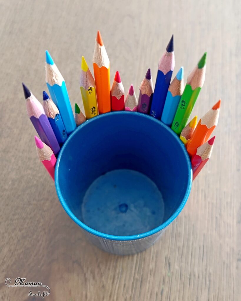 Fabriquer un pot à crayons avec des crayons aux couleurs de l'arc-en-ciel, pour la rentrée scolaire : activité créative, récup' et manuelle enfants - Récup', de vieux crayons de couleur arc-en-ciel et d'un vieux pot à crayons - Recyclage, récup', surcyclage - Collage - Bricolage DIY facile et rapide - Thème école, rentrée scolaire, matériel, crayons de couleur - Décoration DIY pour le bureau - Bricolage et décoration sympa et facile - Arts visuels maternelle et élémentaire - Cycles 1 et 2 - Créativité - tutoriel photos - mslf