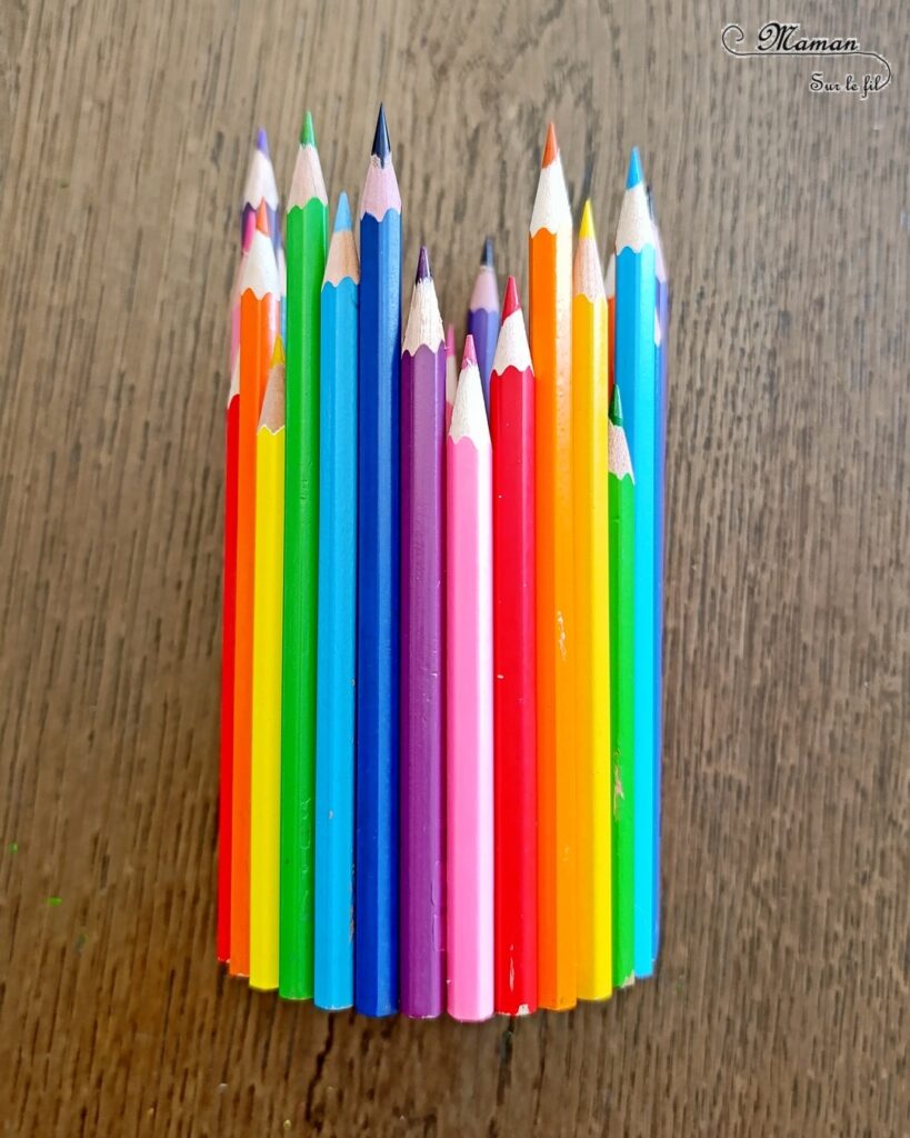 Fabriquer un pot à crayons avec des crayons aux couleurs de l'arc-en-ciel, pour la rentrée scolaire : activité créative, récup' et manuelle enfants - Récup', de vieux crayons de couleur arc-en-ciel et d'un vieux pot à crayons - Recyclage, récup', surcyclage - Collage - Bricolage DIY facile et rapide - Thème école, rentrée scolaire, matériel, crayons de couleur - Décoration DIY pour le bureau - Bricolage et décoration sympa et facile - Arts visuels maternelle et élémentaire - Cycles 1 et 2 - Créativité - tutoriel photos - mslf