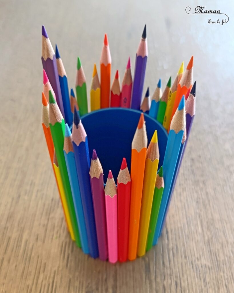 Fabriquer un pot à crayons avec des crayons aux couleurs de l'arc-en-ciel, pour la rentrée scolaire : activité créative, récup' et manuelle enfants - Récup', de vieux crayons de couleur arc-en-ciel et d'un vieux pot à crayons - Recyclage, récup', surcyclage - Collage - Bricolage DIY facile et rapide - Thème école, rentrée scolaire, matériel, crayons de couleur - Décoration DIY pour le bureau - Bricolage et décoration sympa et facile - Arts visuels maternelle et élémentaire - Cycles 1 et 2 - Créativité - tutoriel photos - mslf