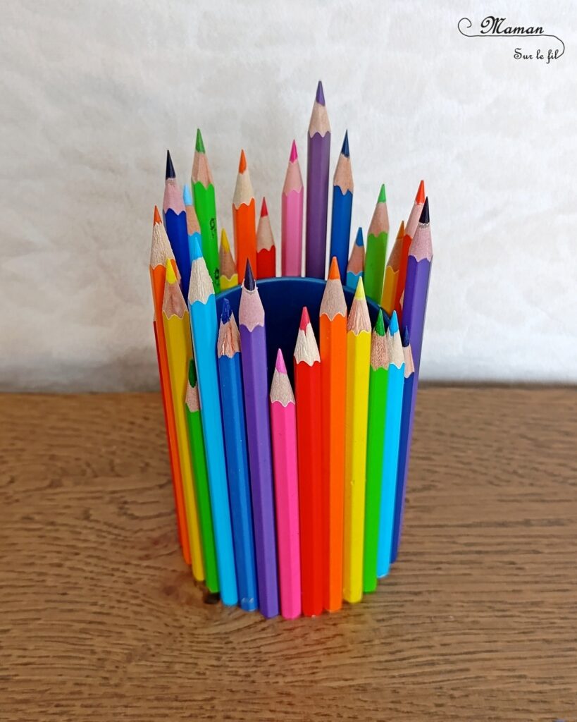 Fabriquer un pot à crayons avec des crayons aux couleurs de l'arc-en-ciel, pour la rentrée scolaire : activité créative, récup' et manuelle enfants - Récup', de vieux crayons de couleur arc-en-ciel et d'un vieux pot à crayons - Recyclage, récup', surcyclage - Collage - Bricolage DIY facile et rapide - Thème école, rentrée scolaire, matériel, crayons de couleur - Décoration DIY pour le bureau - Bricolage et décoration sympa et facile - Arts visuels maternelle et élémentaire - Cycles 1 et 2 - Créativité - tutoriel photos - mslf