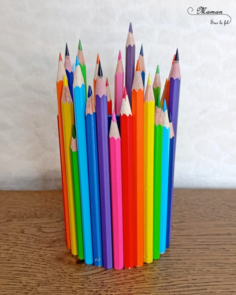 Fabriquer un pot à crayons avec des crayons aux couleurs de l'arc-en-ciel, pour la rentrée scolaire : activité créative, récup' et manuelle enfants - Récup', de vieux crayons de couleur arc-en-ciel et d'un vieux pot à crayons - Recyclage, récup', surcyclage - Collage - Bricolage DIY facile et rapide - Thème école, rentrée scolaire, matériel, crayons de couleur - Décoration DIY pour le bureau - Bricolage et décoration sympa et facile - Arts visuels maternelle et élémentaire - Cycles 1 et 2 - Créativité - tutoriel photos - mslf