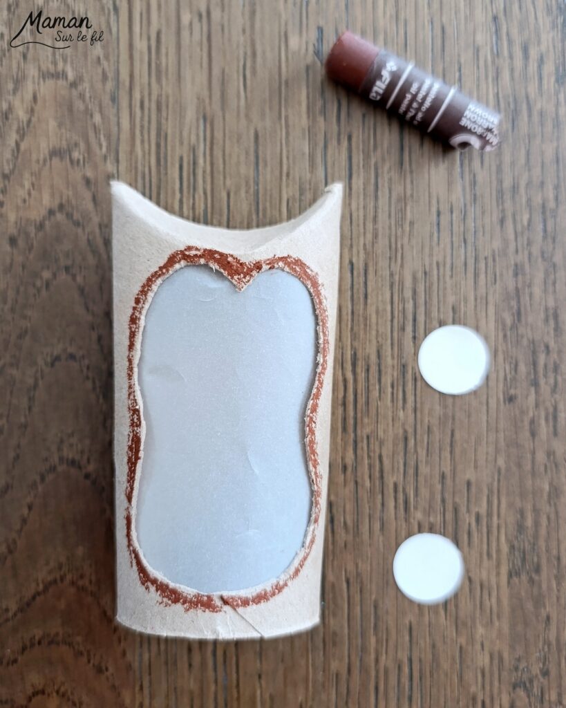 Fabriquer un hibou Lanterne automnal en récup' : activité créative, récup' et manuelle enfants - Recyclage, surcyclage de rouleaux de papier toilette (PQ) en carton - Découpage, dessin, collage - Land art avec feuilles mortes d'automne - Papier calque et bougie chauffe-plat électrique pour le côté lumineux - Couleurs automnales - Bricolage DIY facile et rapide - Thème automne, feuilles, animaux de la forêt, des bois, oiseaux, hiboux et chouettes - Décoration DIY - Bricolage et décoration sympa et facile - Arts visuels maternelle et élémentaire - Cycles 1 et 2 - Créativité - tutoriel photos et vidéo - mslf