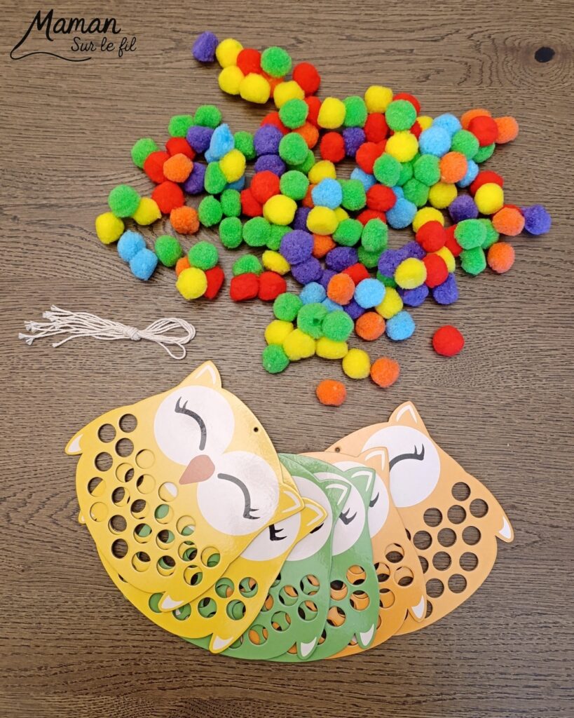 Kit Hiboux et pompons : activité créative et manuelle enfants - Le kit créatif vient de chez 10 Doigts - Il est tout compris et comprend le nécessaire pour créer 6 hiboux multicolores à suspendre - Motricité fine pour insérer les pompons - Bricolage et décoration DIY - Bricolage Fait maison, décoration - Kit tout compris - Thème Automne, animaux de la forêt, des bois, hiboux et chouettes, oiseaux - Bricolage sympa et facile - Arts visuels Maternelle et cycle 2 - Maternelle et élémentaire - Créativité - Cycle 1 ou 2 - tutoriel photos - mslf