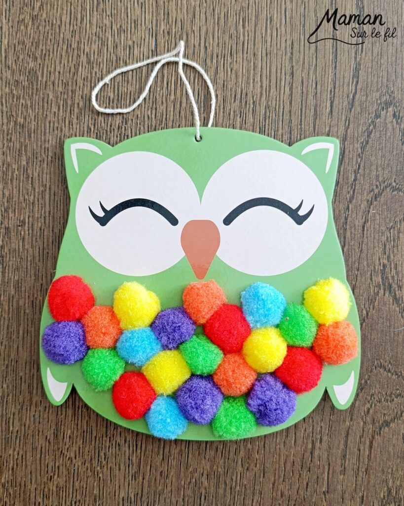 Kit Hiboux et pompons : activité créative et manuelle enfants - Le kit créatif vient de chez 10 Doigts - Il est tout compris et comprend le nécessaire pour créer 6 hiboux multicolores à suspendre - Motricité fine pour insérer les pompons - Bricolage et décoration DIY - Bricolage Fait maison, décoration - Kit tout compris - Thème Automne, animaux de la forêt, des bois, hiboux et chouettes, oiseaux - Bricolage sympa et facile - Arts visuels Maternelle et cycle 2 - Maternelle et élémentaire - Créativité - Cycle 1 ou 2 - tutoriel photos - mslf