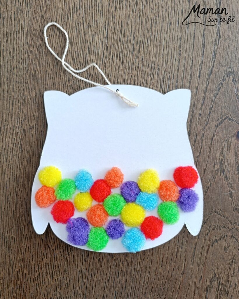 Kit Hiboux et pompons : activité créative et manuelle enfants - Le kit créatif vient de chez 10 Doigts - Il est tout compris et comprend le nécessaire pour créer 6 hiboux multicolores à suspendre - Motricité fine pour insérer les pompons - Bricolage et décoration DIY - Bricolage Fait maison, décoration - Kit tout compris - Thème Automne, animaux de la forêt, des bois, hiboux et chouettes, oiseaux - Bricolage sympa et facile - Arts visuels Maternelle et cycle 2 - Maternelle et élémentaire - Créativité - Cycle 1 ou 2 - tutoriel photos - mslf